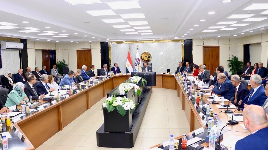 وزير قطاع الأعمال يتفقد أداء القابضة للأدوية ويؤكد أهمية الصناعة الدوائية